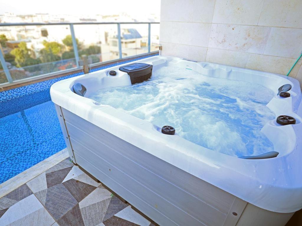 Luxury Rooftop Apartment In نتانيا المظهر الخارجي الصورة